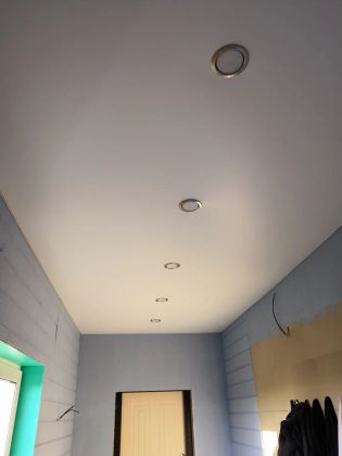 Матовый натяжной потолок -  коридор 