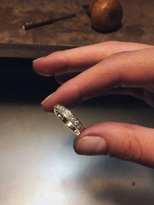 Обручальное кольцо из желтого золота с россыпью бриллиантов 
