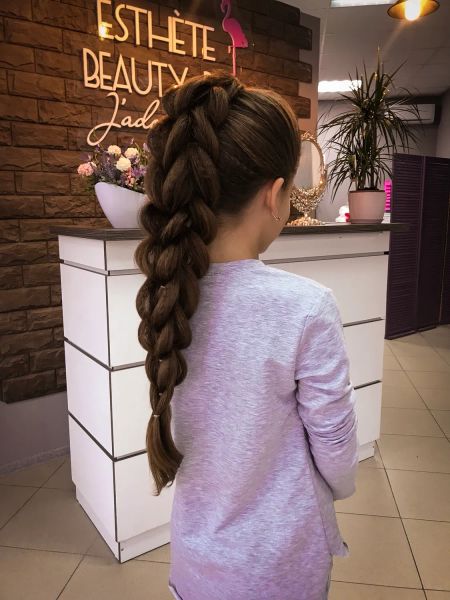 3D коса, идеальный выбор детской прически, все волосы убраны и не будут мешаться и трепаться для активной вечеринки, а выглядит по царски 