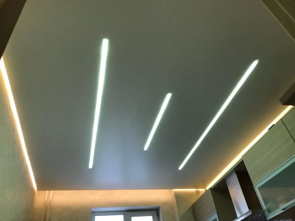 Парящий потолок с установкой световых линий в качестве основного освещения