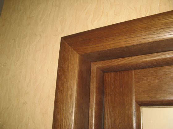 Идеальный стык элементов дверного короба в сборе (коробка, добор, наличник)
