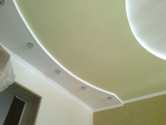 Потолок из гипсокартона,окрашен в два цвета, с подсветкой.