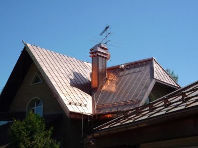 Монтаж медной кровли,c установкой дымников и обрамлением основания труб.Установка элементов снегозадержания.Загородный дом.