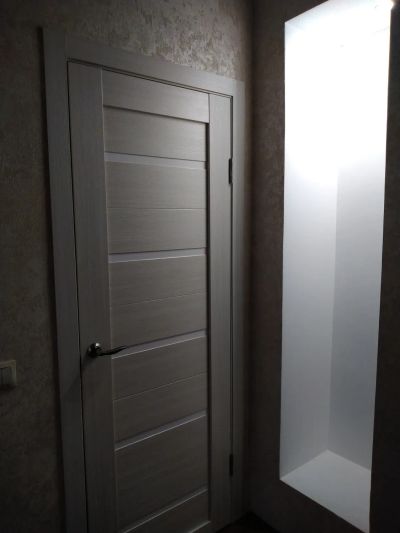 Ниша с подсветкой, прекрасное дизайнерское решение по использованию мало функциональной кладовки в новом качестве.