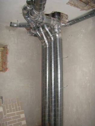 2010 год. Подмосковье с. Апрелевка коттедж. Монтаж системы кондиционирования VRV Daikin и вентиляция. Коттедж с бассейном и зимнем садом. Здесь реализована уникальная система вентиляции с роторным рекуператором тепла. В зимнем режиме работы, часть влаги из бассейна перенаправляется в зимний сад и далее в распространяется по жилым помещениям. Примененная схема, весьма эффективна в плане экономии тепла и энергии, а так же происходит контроль влажности с высокой точностью.