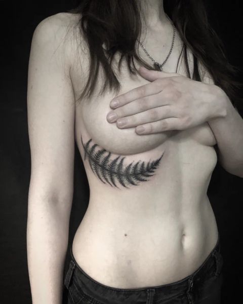 Татуировка под грудью