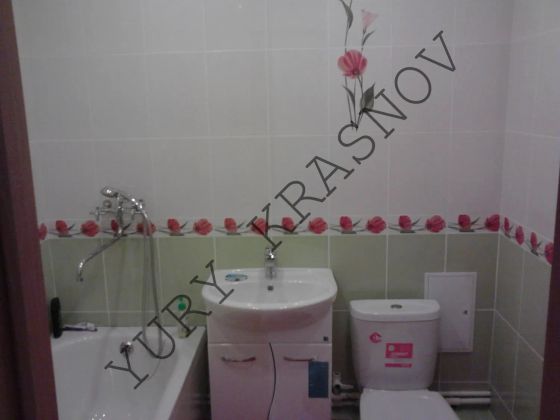 Облицовка ванной комнаты плиткой, коллекция «Тюльпаны» с последующей установкой сантехнических приборов и мебели