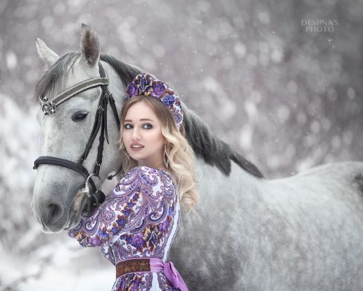 Девушка с лошадью. Фотосессия в русском стиле