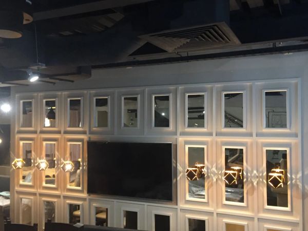 Монтаж настенных светильников с прокладкой кабеля в стене и монтаж телевизора. Ресторан «Нияма»