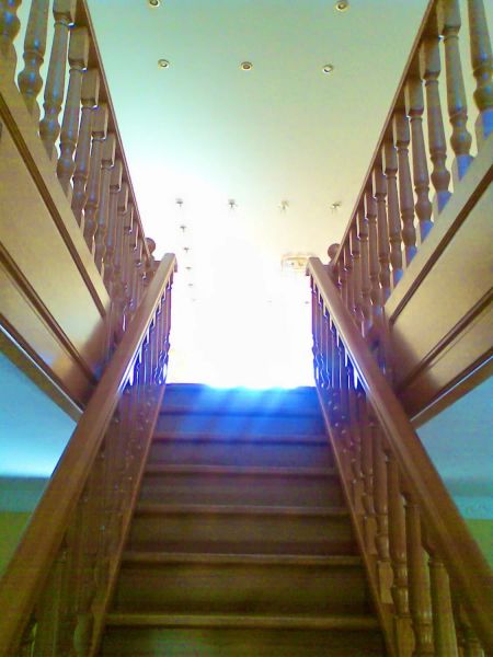 Лестница на 2 этаж, массив сосны, цвет – махогон матовый