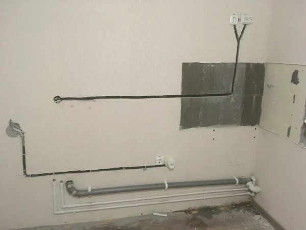 Прокладка кабеля на кухонной зоне в Штробу с отверстиями в стене для установки розеток и перенос силовой розетки для плиты.  Парковый (50-й микрорайон)