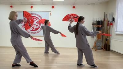 Тренировка ушу с веерами: гармония движений и традиций.