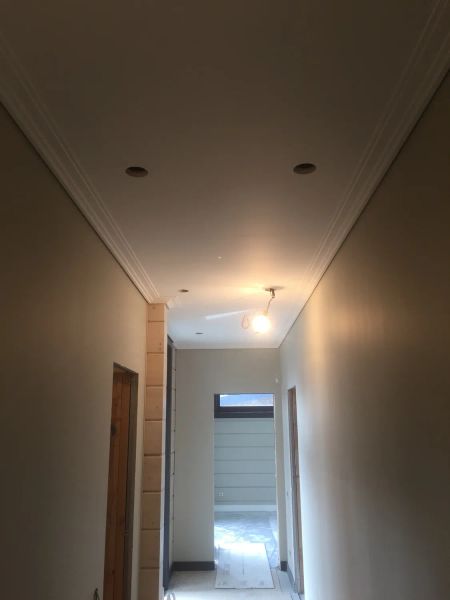 Устройство отверстия для точечного светильника в потолке из гипсокартона. 