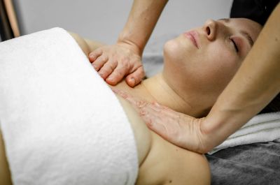 Процедура массажа спины: профессиональные движения рук для расслабления мышц.