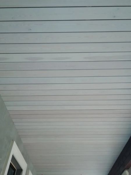 Отделка потолка на терассе, планкен лиственница крашенная 