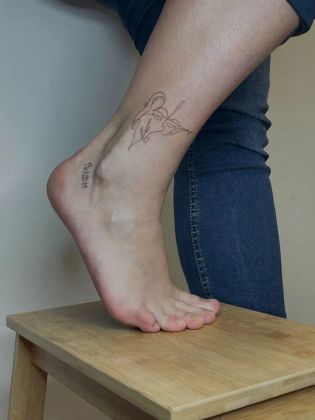 Татуировка на щиколотке, акцент на искусстве татуировки.