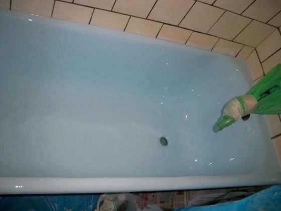 Реставрация ванны акрилом с добавлением голубого колера