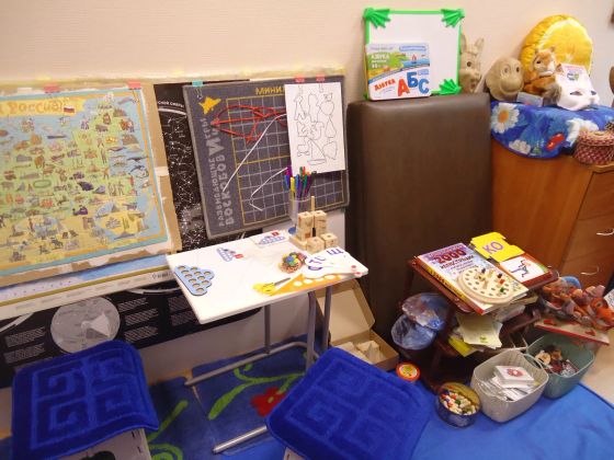 В кабинете специалиста Юлии Шубнициной. Подготовка материалов и пособий к занятию с ребенком.