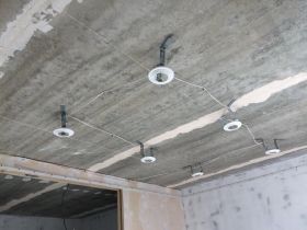 Установка точечных светильников под натяжной потолок
