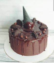 Шоколадный торт с рожком
