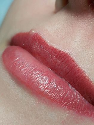 Перманентный макияж губ сразу после процедуры 