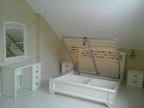 2 спальная кровать с подъемным механизмом, 2 тумбочки и туалетный стол с навесным зеркалом (спальня)