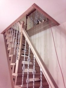 Установка деревянного ограждения на лестницу.