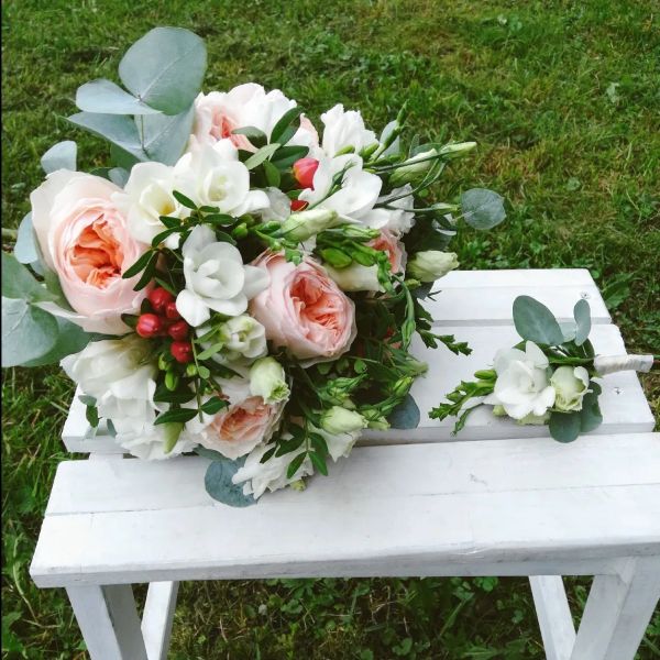 Нежнейший  свадебный букет из пионовидной розы сорта Juliet, ароматной фрезии, гиперикума, лизиантуса и эвкалипта. 
