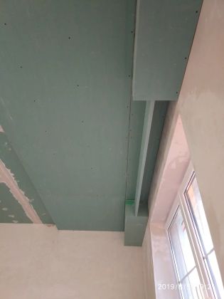 Смонтированы фрезерованные детали из гипсокартона на потолок. Фрезеровка позволяет добиться лучшего качества деталей, что влечет за собой более быстрое выполнение малярных работ.