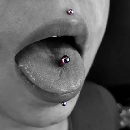 Языковой пирсинг с кольцом: яркое выражение через пирсинг языка, стиль.