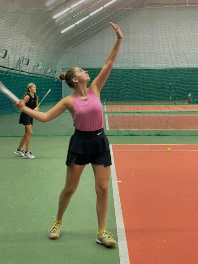 Игрок на корте большого тенниса сосредоточенно готовится к мощному удару