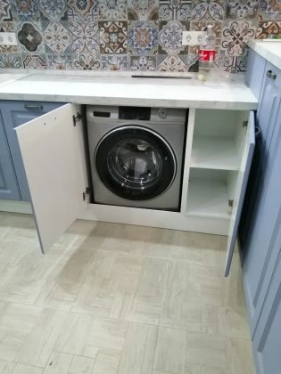 Уже в готовую кухню, клиент захотел встроить стиральную машинку. Воплотили в реальность. 