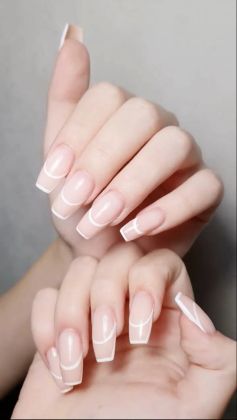 Классический маникюр с французским дизайном на длинных ногтях, аккуратные линии и натуральный цвет.
