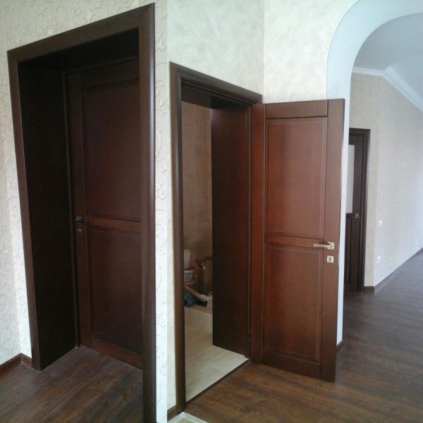 Установка меж. Двери Волховец, классический стиль и скрытые петли, доборы 500мм.