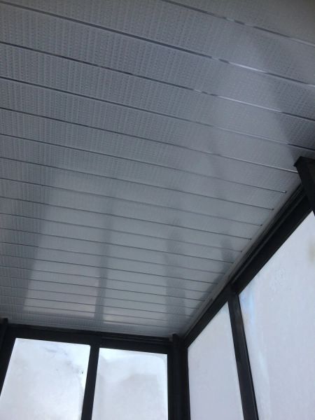 Монтаж потолка пластиковыми панелями