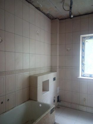 Ванная комната 42 кв.м. Сделана укладка плитки, собран короб под инсталляцию