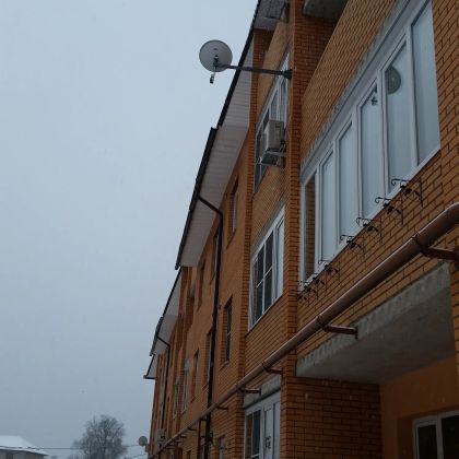 Установка спутниковой антенны нтв+ на длинном кронштейне. 