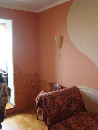 Вариант отделки комнаты комбинированными обоями и пробкой, ракурс 2 (фото интерьера собственной квартиры)