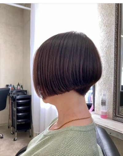 Парикмахер аккуратно подстригает клиента, создавая стильный образ