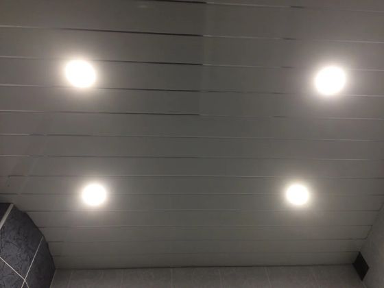 Потолки из ПВХ вагонки и панелей с устройством освещения