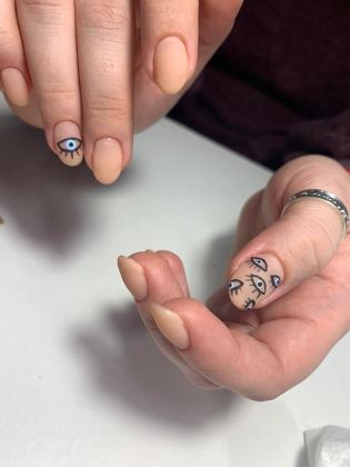 На фото представлено, снятие, однотонное покрытие , комбинированный маникюр, опил формы + дизайн 2-х ногтей 