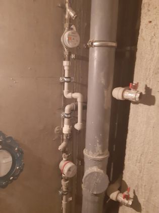Переделка разводки водоснабжения от  застройщика. Перенос приборов учета водоснабжения.