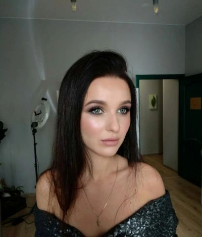 Серый смоки, холодные румяна и нюдовые губы.