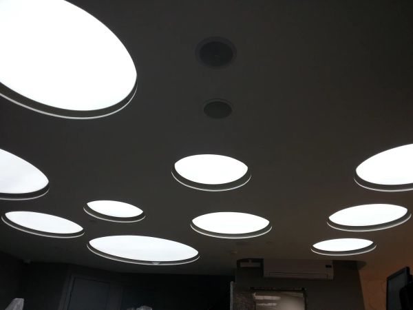 Двухуровневый натяжной потолок со вставками из светопроникающего полотна, размер 8 х 5,20 кв.м, Москва, 2016 г