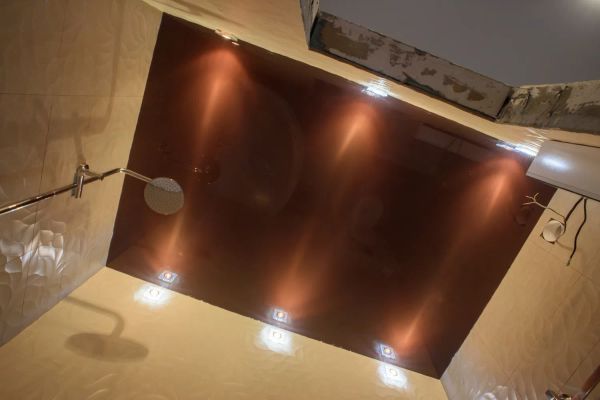 Натяжной потолок в ванной , коричневый глянец