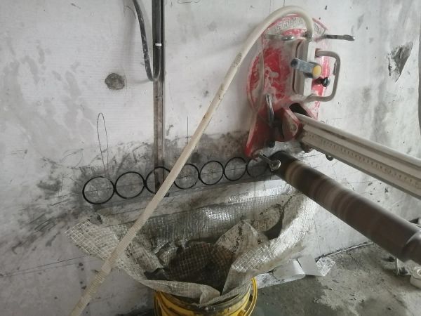 Высверливание подрозетников в бетонной стене  с использованием установки на вакуумном креплении. 