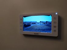 Вариант инсталляции бюджетной модели видео домофона, вызывная панель с широким углом обзора. 