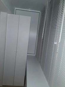 П образный балкон вынос 300мм,обшивка пластиковая панель белая со шкафом.