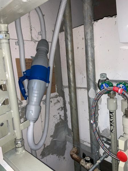 Проведение проводки для мощного водонагревателя от точки кухни в сан. узел. Установка мощной и защищённой от влаги розетки