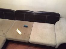Слева очищенный диван на 1 стадии химчистки)